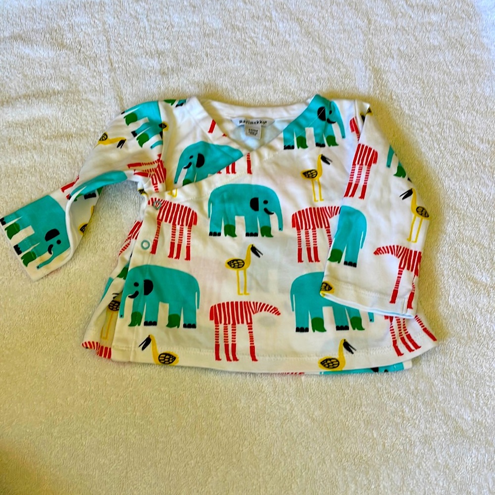 Vibrant top with snaps